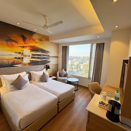 Tulip Inn Zirakpur Buitenkant foto