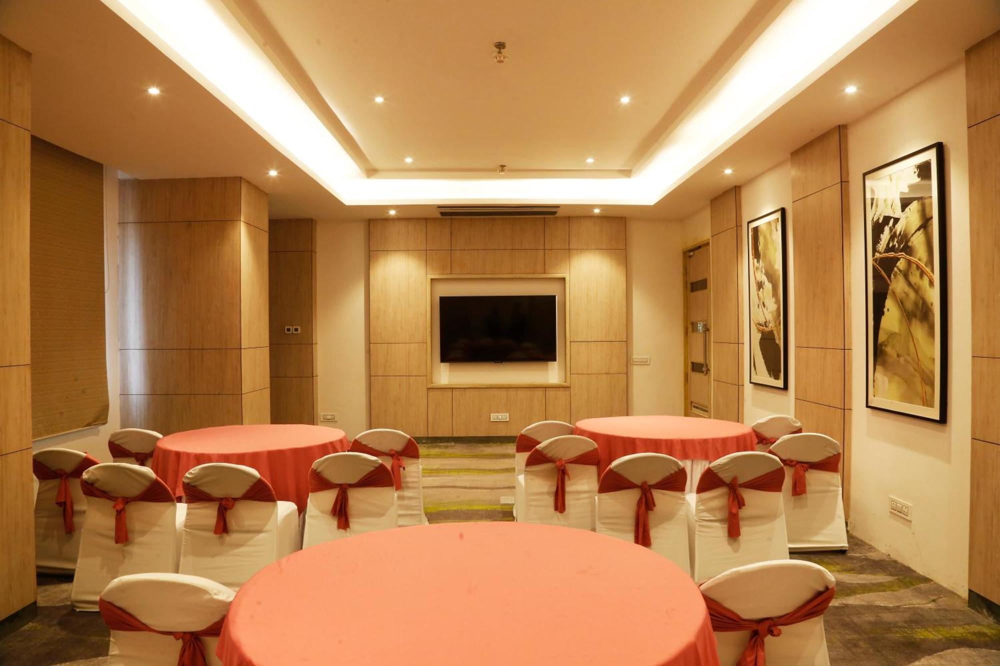 Tulip Inn Zirakpur Buitenkant foto