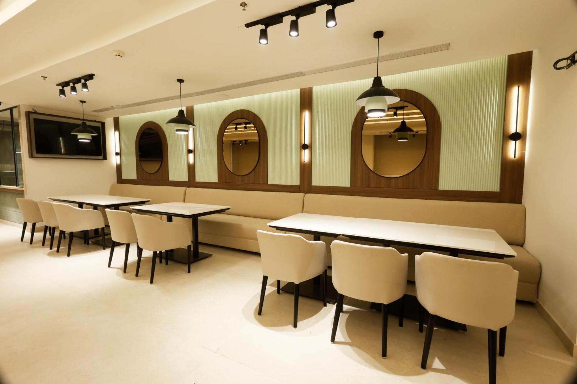 Tulip Inn Zirakpur Buitenkant foto