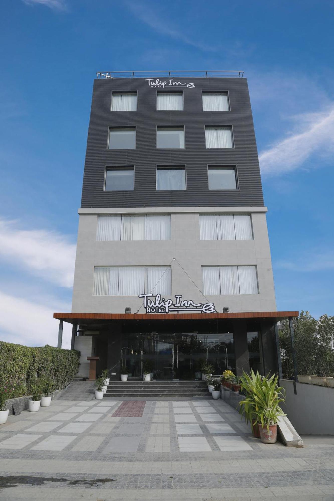Tulip Inn Zirakpur Buitenkant foto
