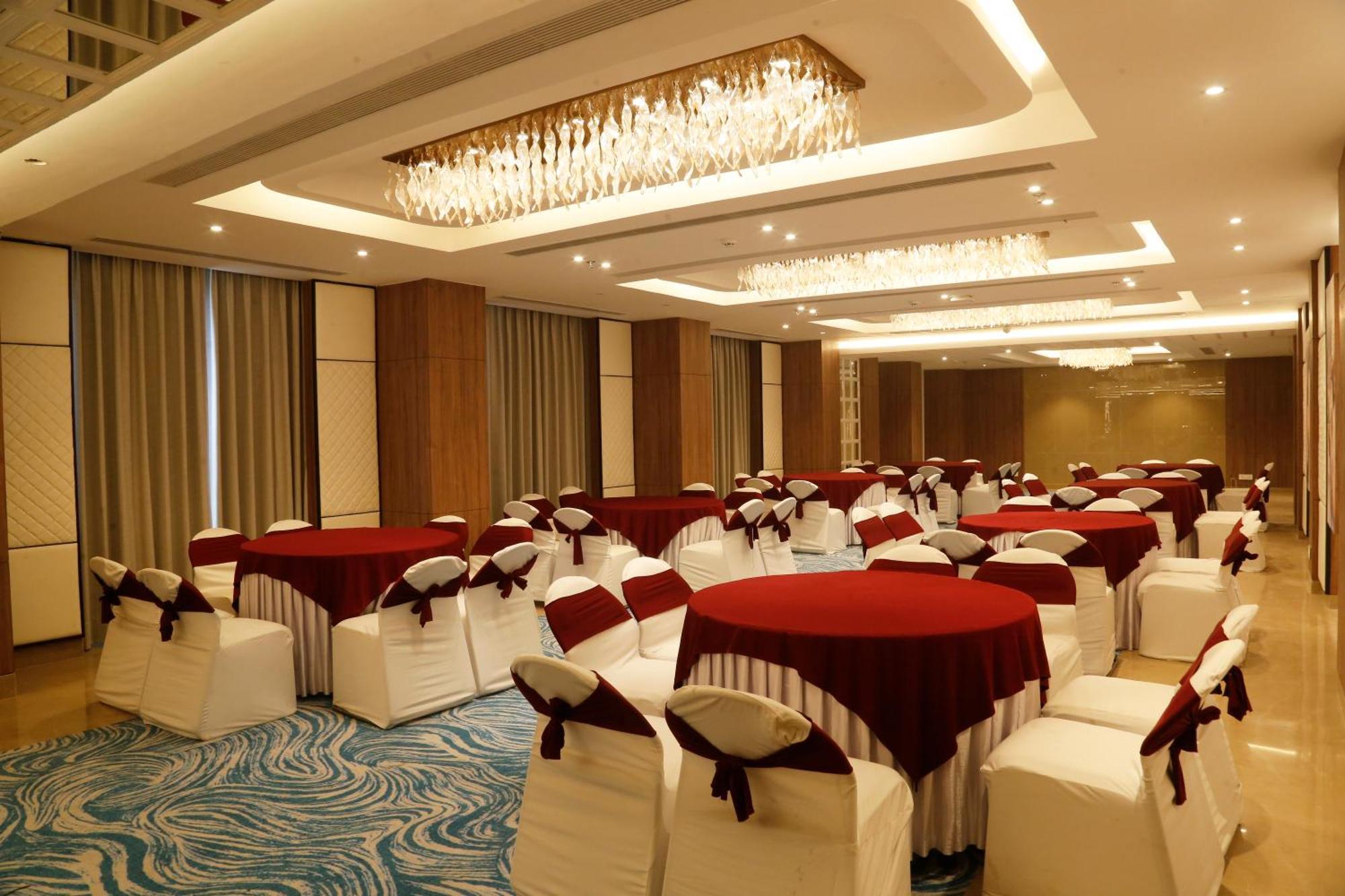Tulip Inn Zirakpur Buitenkant foto