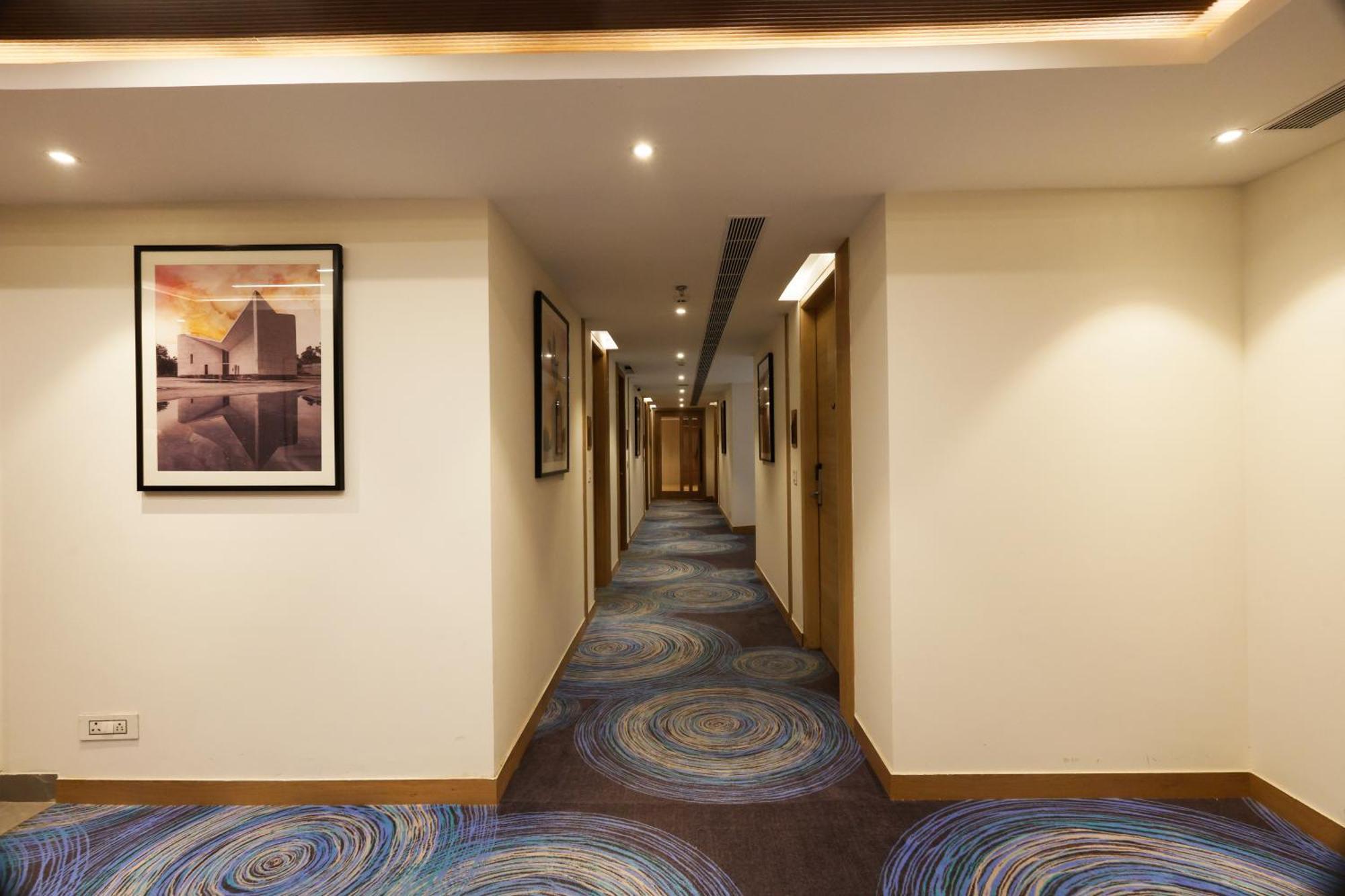 Tulip Inn Zirakpur Buitenkant foto