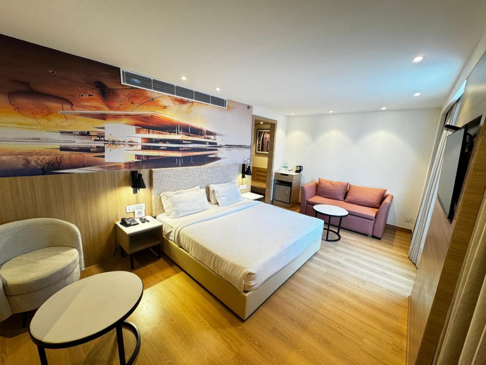Tulip Inn Zirakpur Buitenkant foto