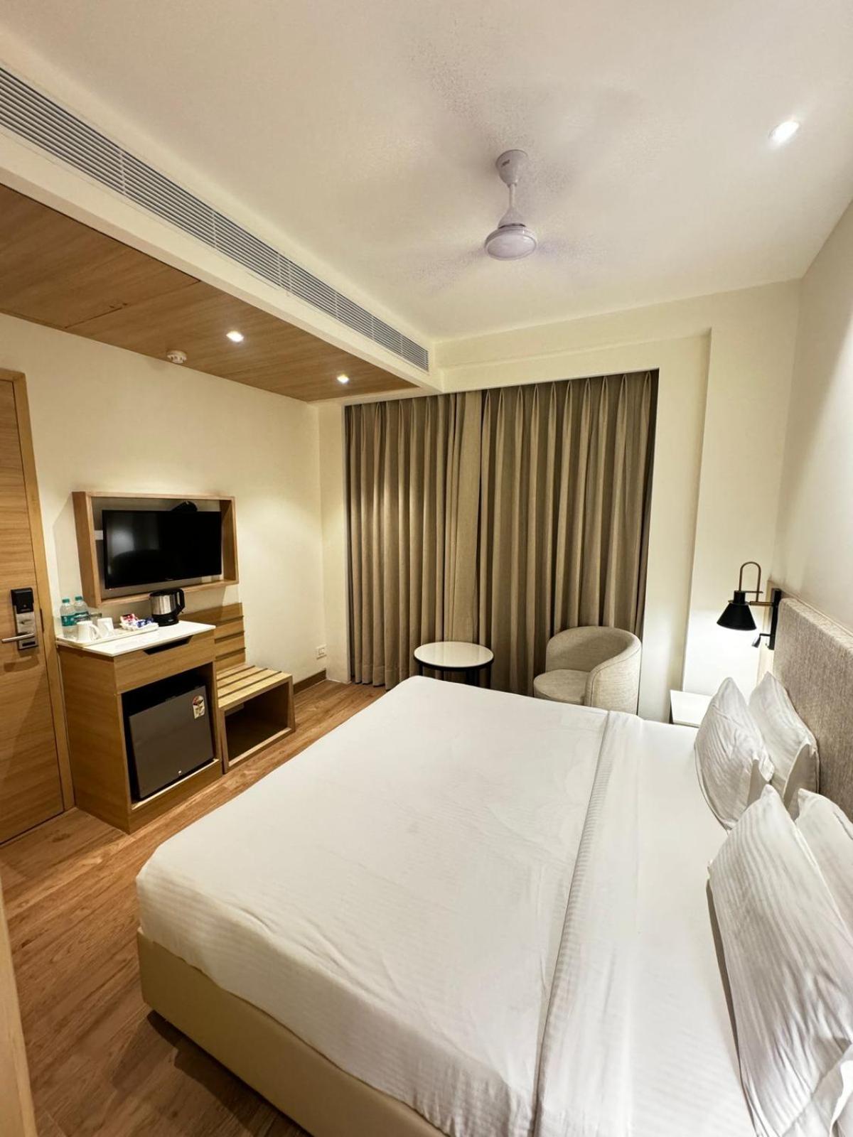 Tulip Inn Zirakpur Buitenkant foto