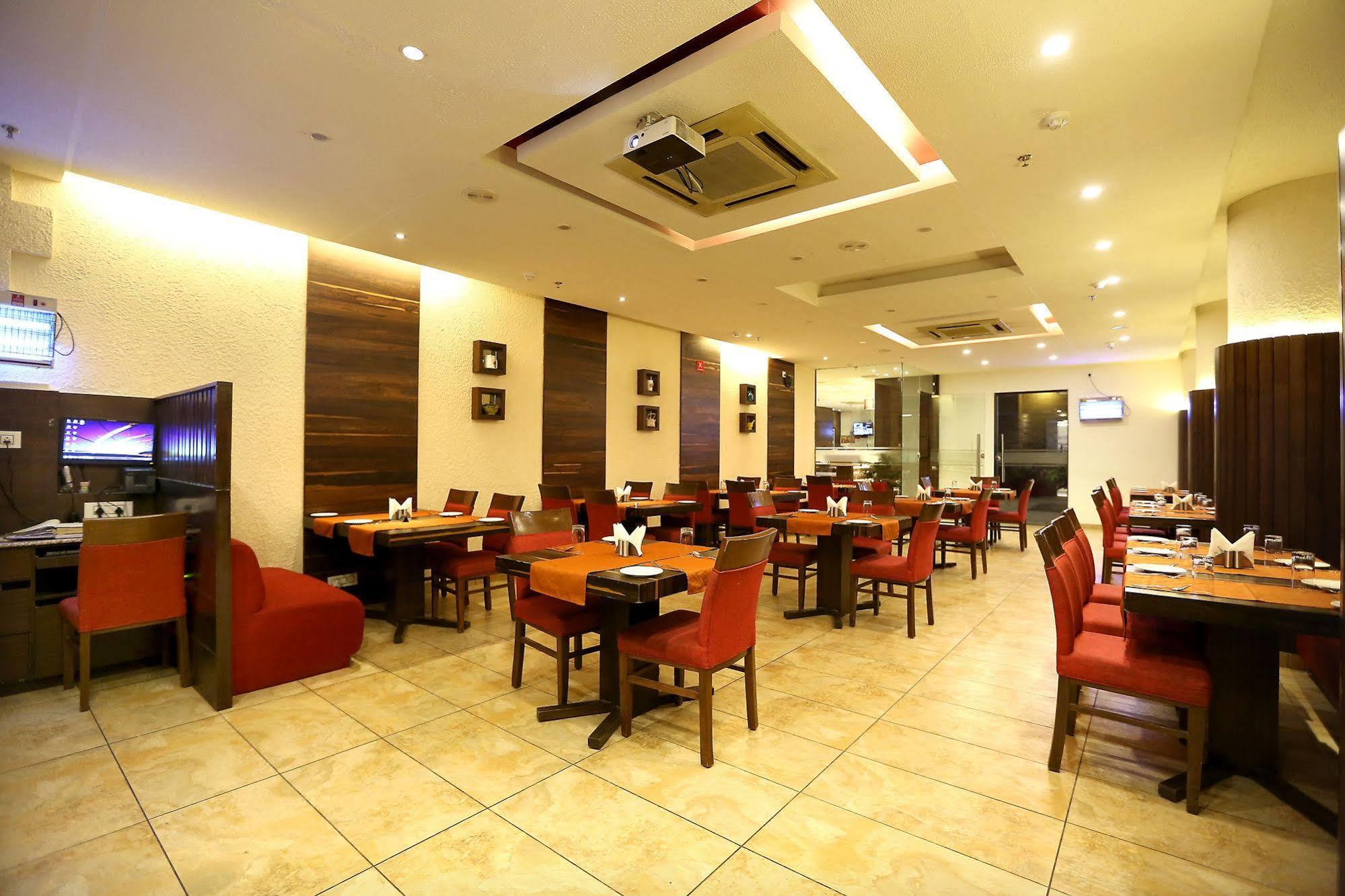 Tulip Inn Zirakpur Buitenkant foto